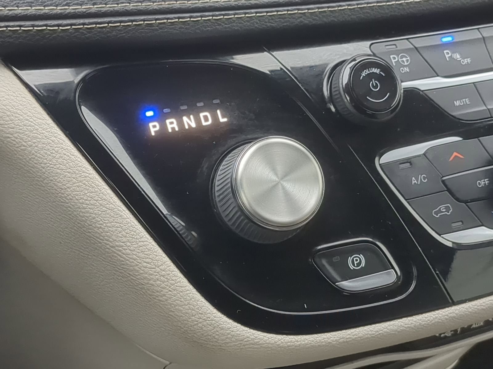 Used 2021 Chrysler Pacifica Touring-L FWD image 38