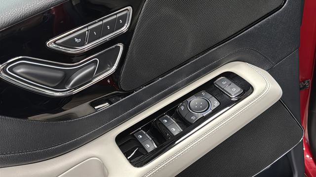 Used 2025 Lincoln Aviator AWD image 33