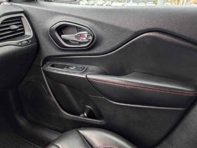 Used 2021 Jeep Cherokee Trailhawk AWD/4WD image 23