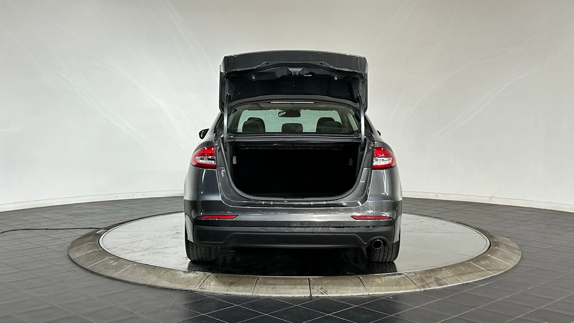 Used 2020 Ford Fusion SE FWD image 21