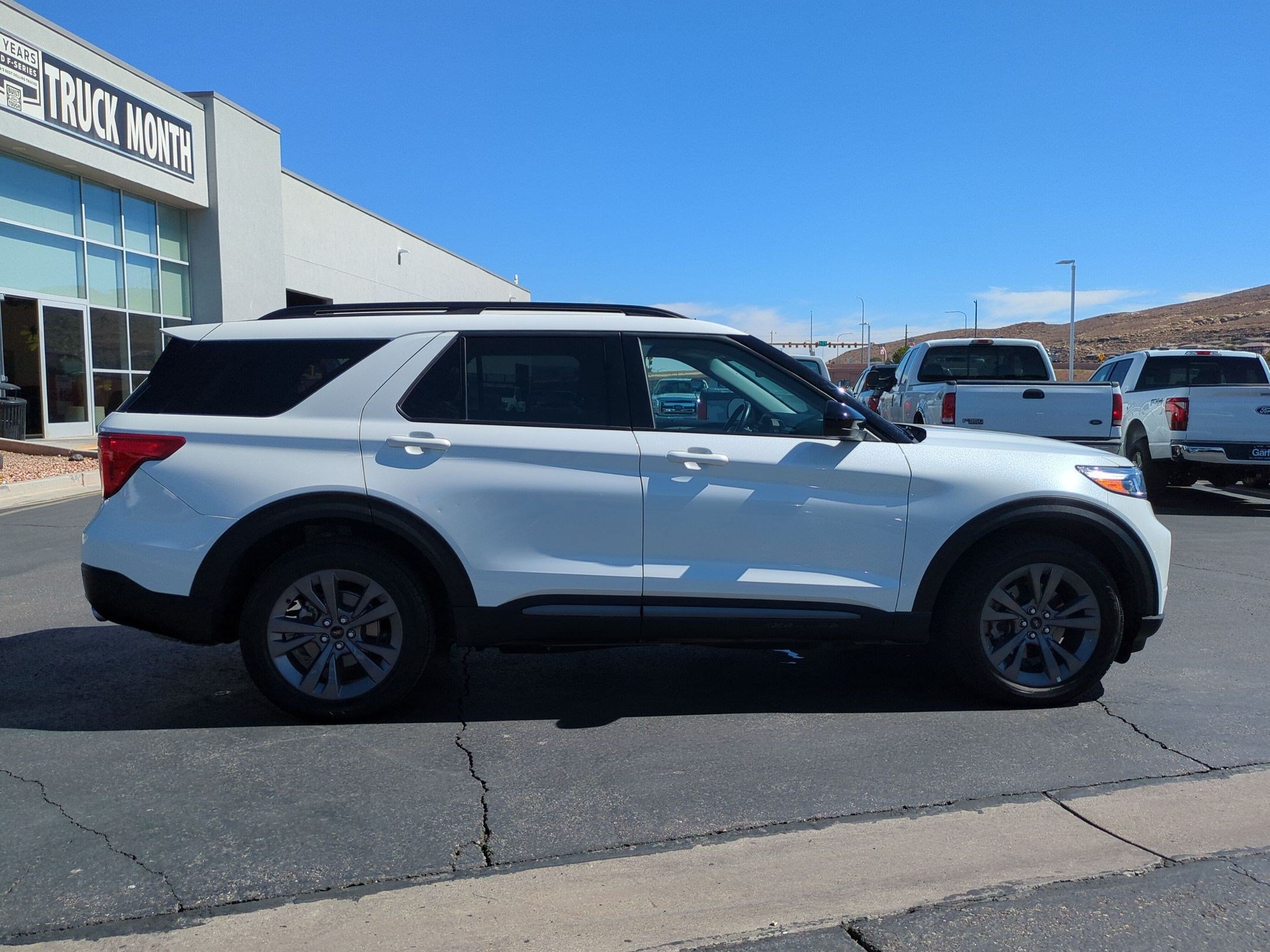 Used 2022 Ford Explorer XLT w/ Equipment Group 202A AWD/4WD image 2