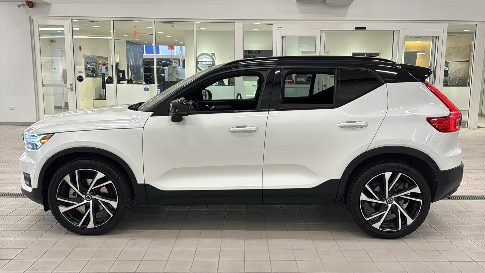 Used 2021 Volvo XC40 T5 R-Design w/ Protection Package AWD/4WD image 8