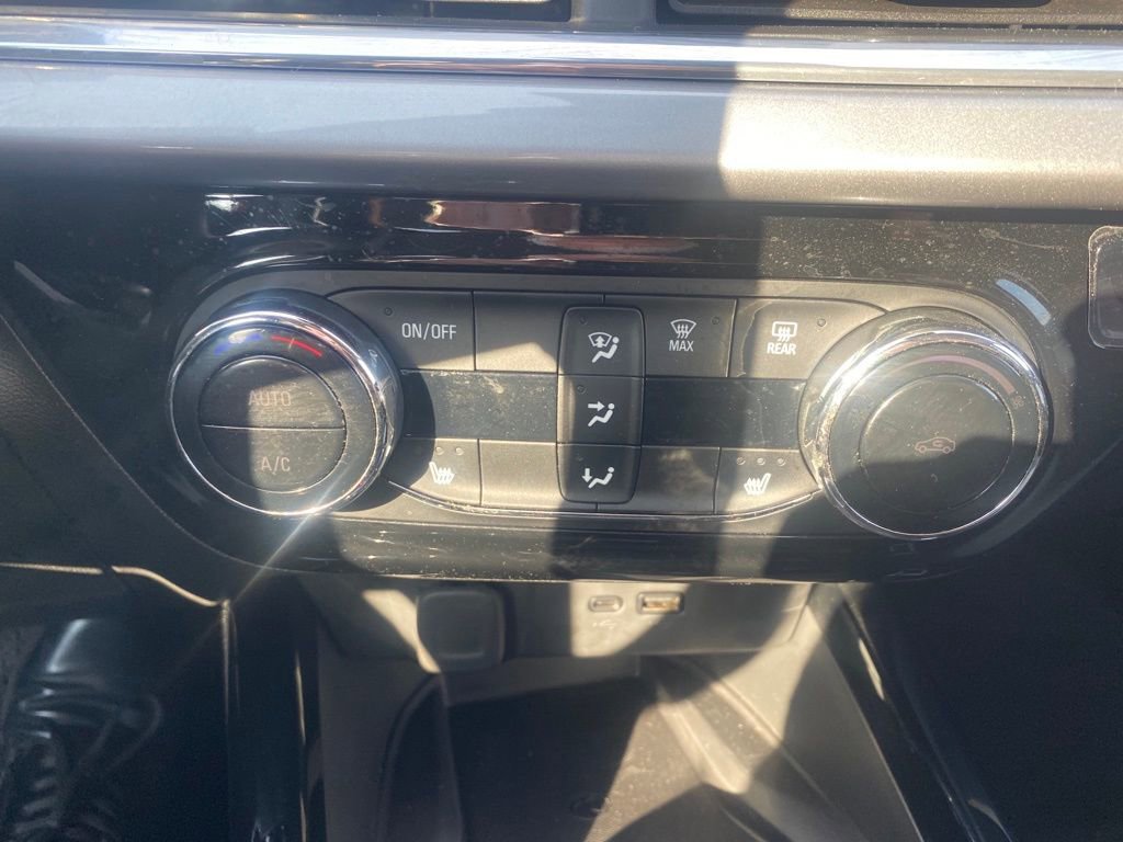 Used 2024 Chevrolet Trax LT w/ Sunroof Package image 13