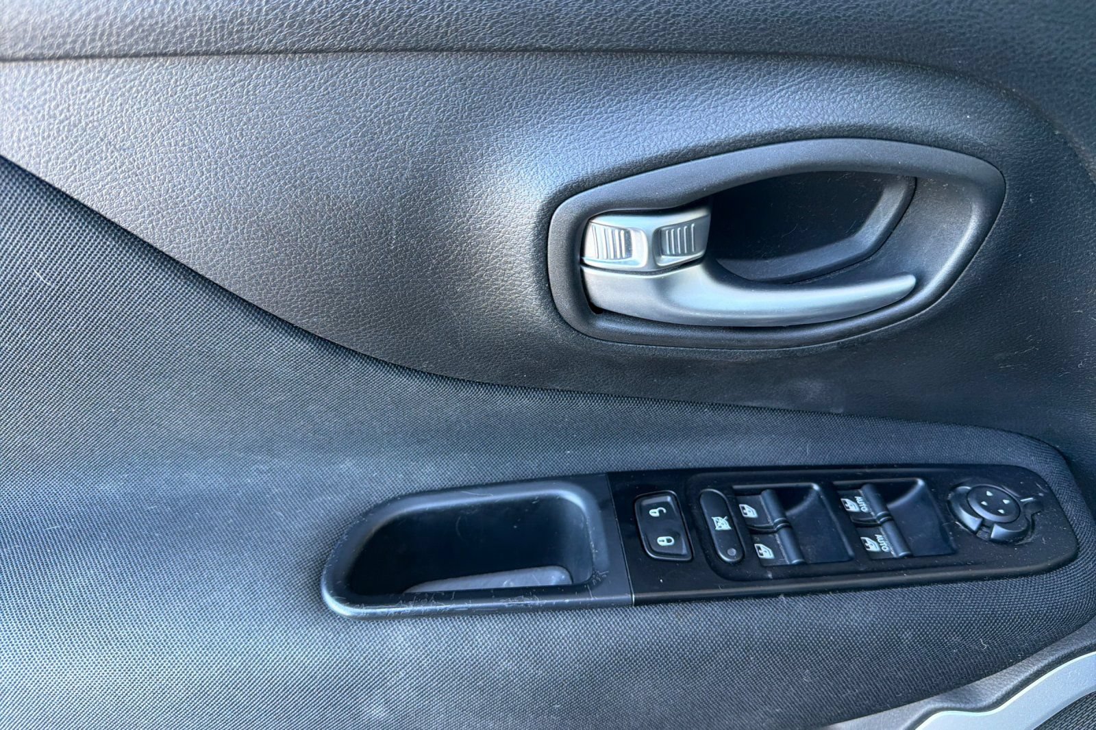 Used 2020 Jeep Renegade Latitude w/ Popular Equipment Group FWD image 11