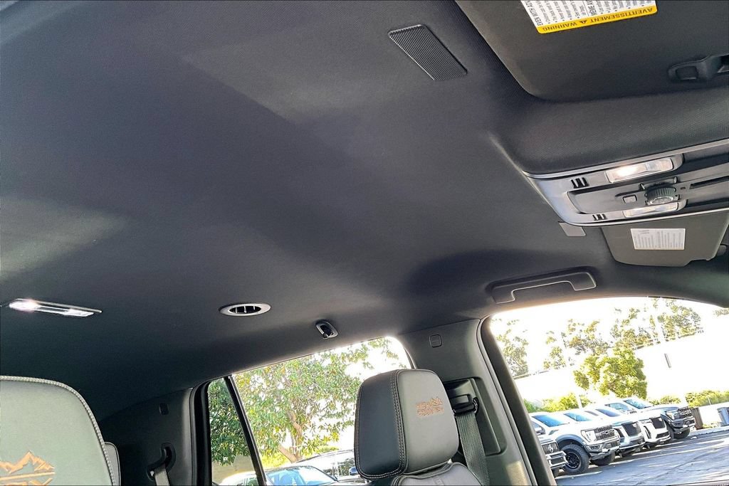 Used 2025 Chevrolet Tahoe High Country AWD/4WD image 13