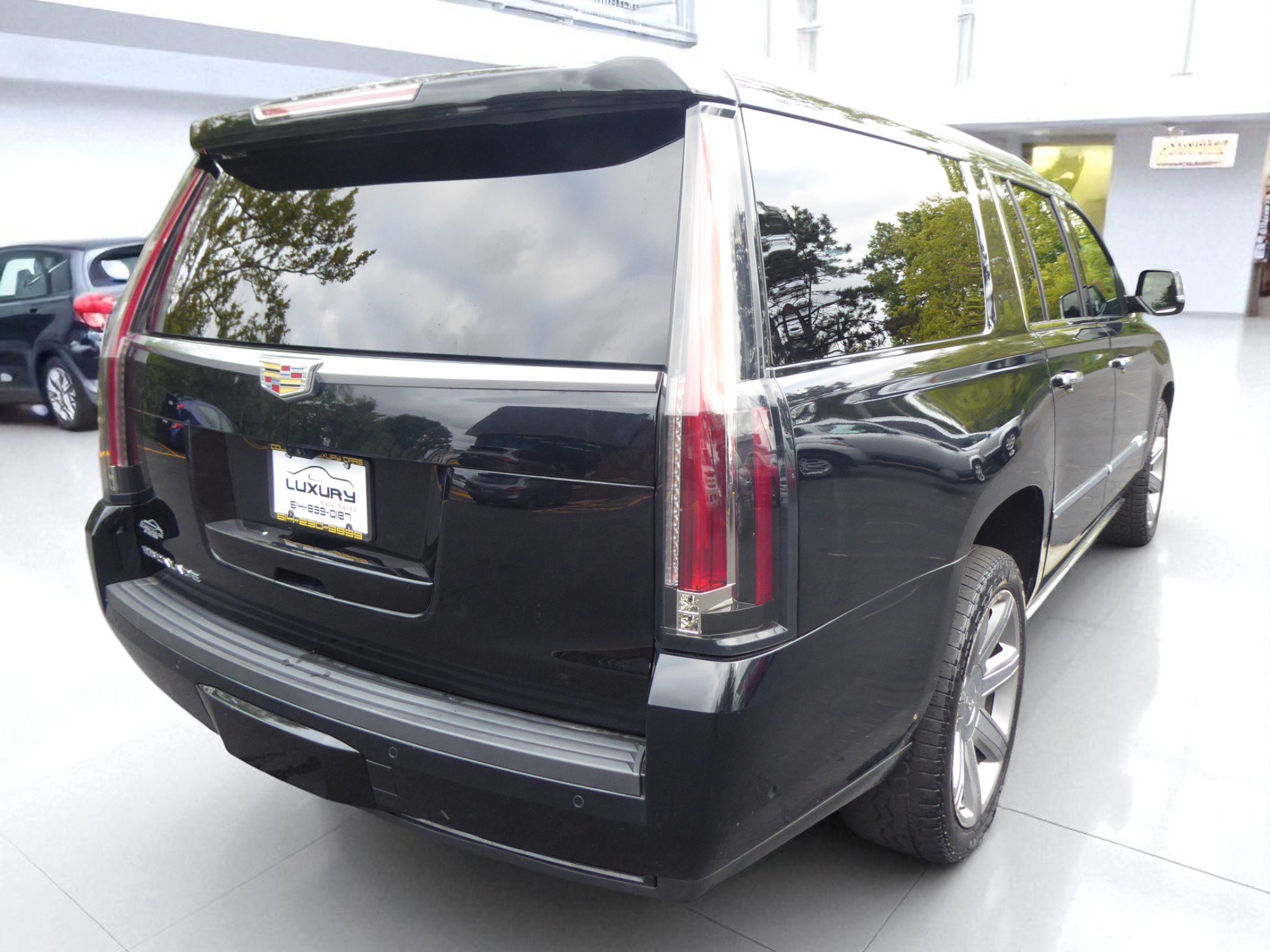 Used 2020 Cadillac Escalade ESV Premium Luxury image 11