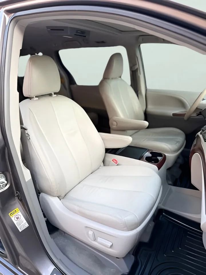 Used 2014 Toyota Sienna XLE image 21