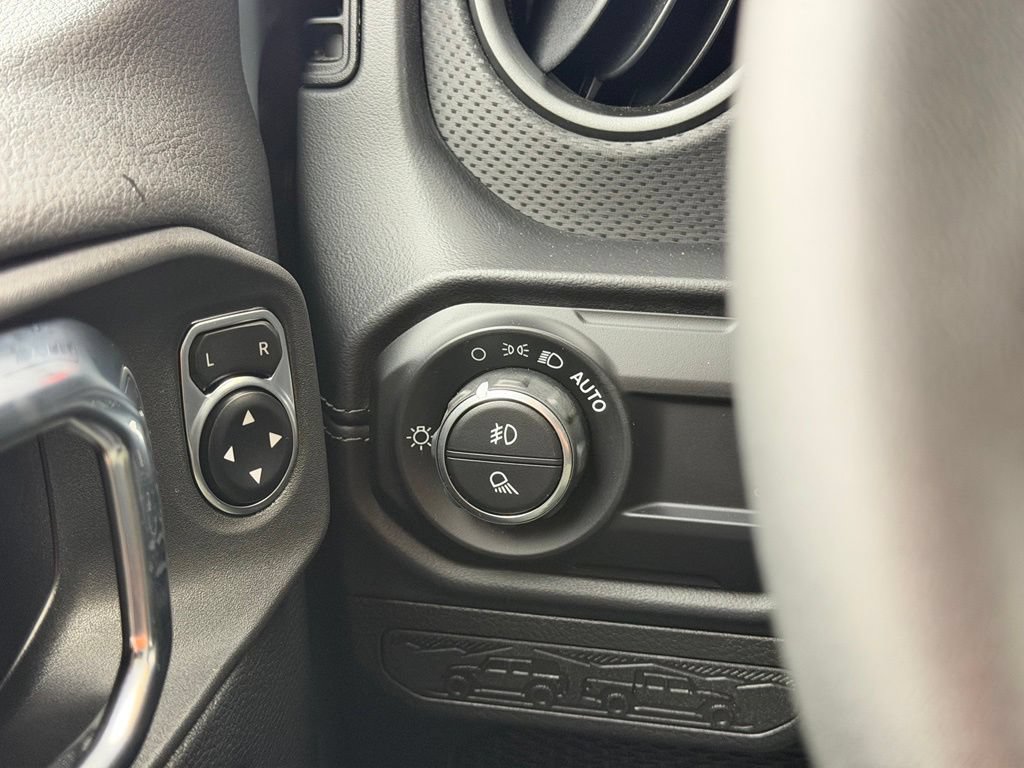 Used 2025 Jeep Gladiator Rubicon AWD/4WD image 18