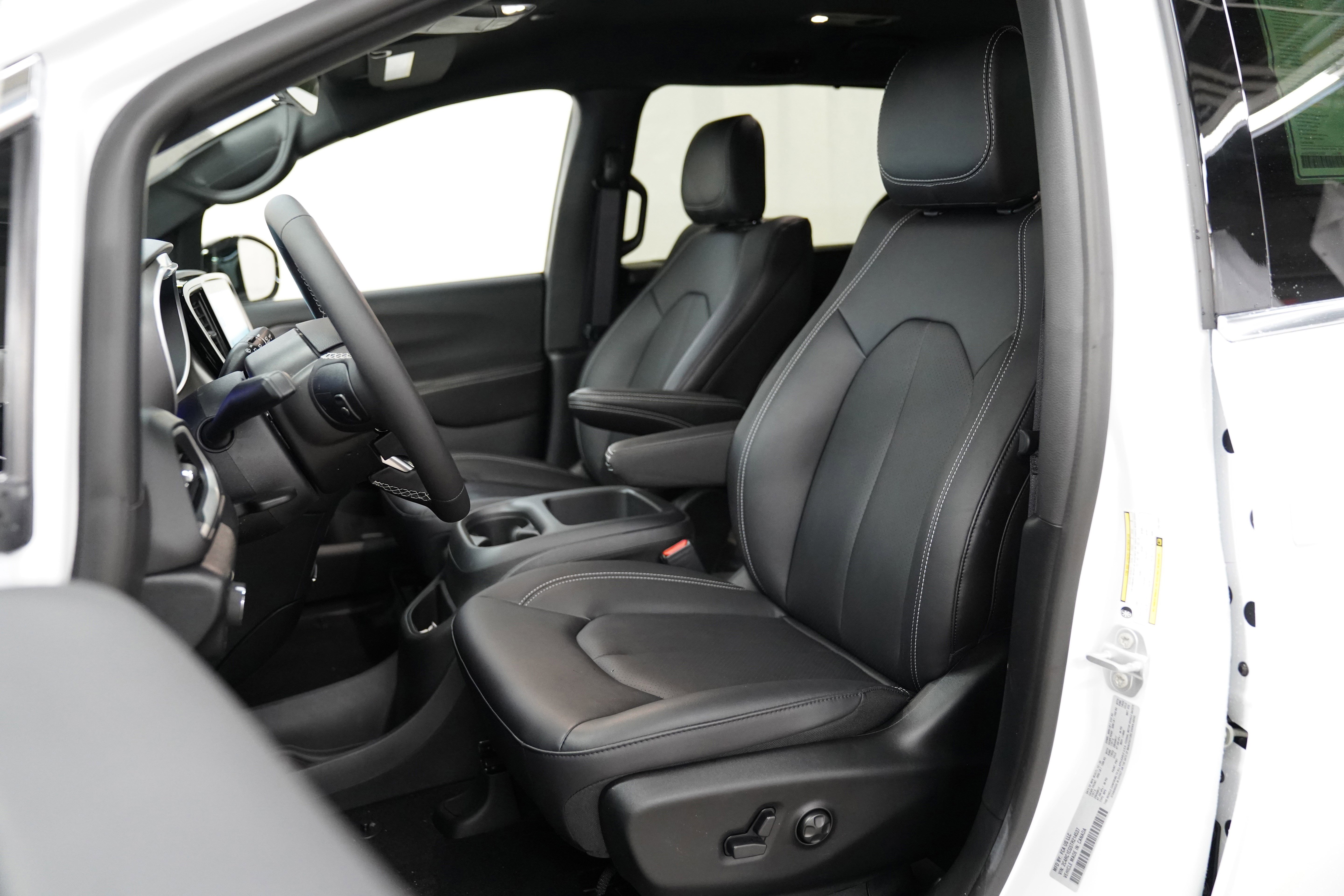 New 2026 Chrysler Voyager LX image 4