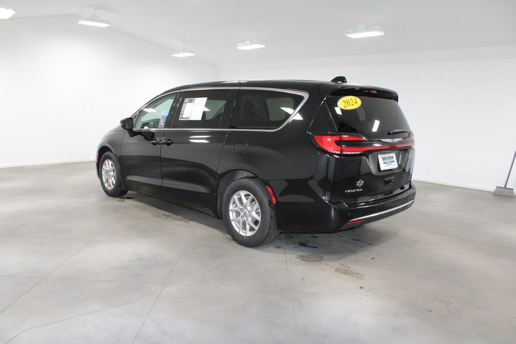 Used 2024 Chrysler Pacifica Touring-L image 7
