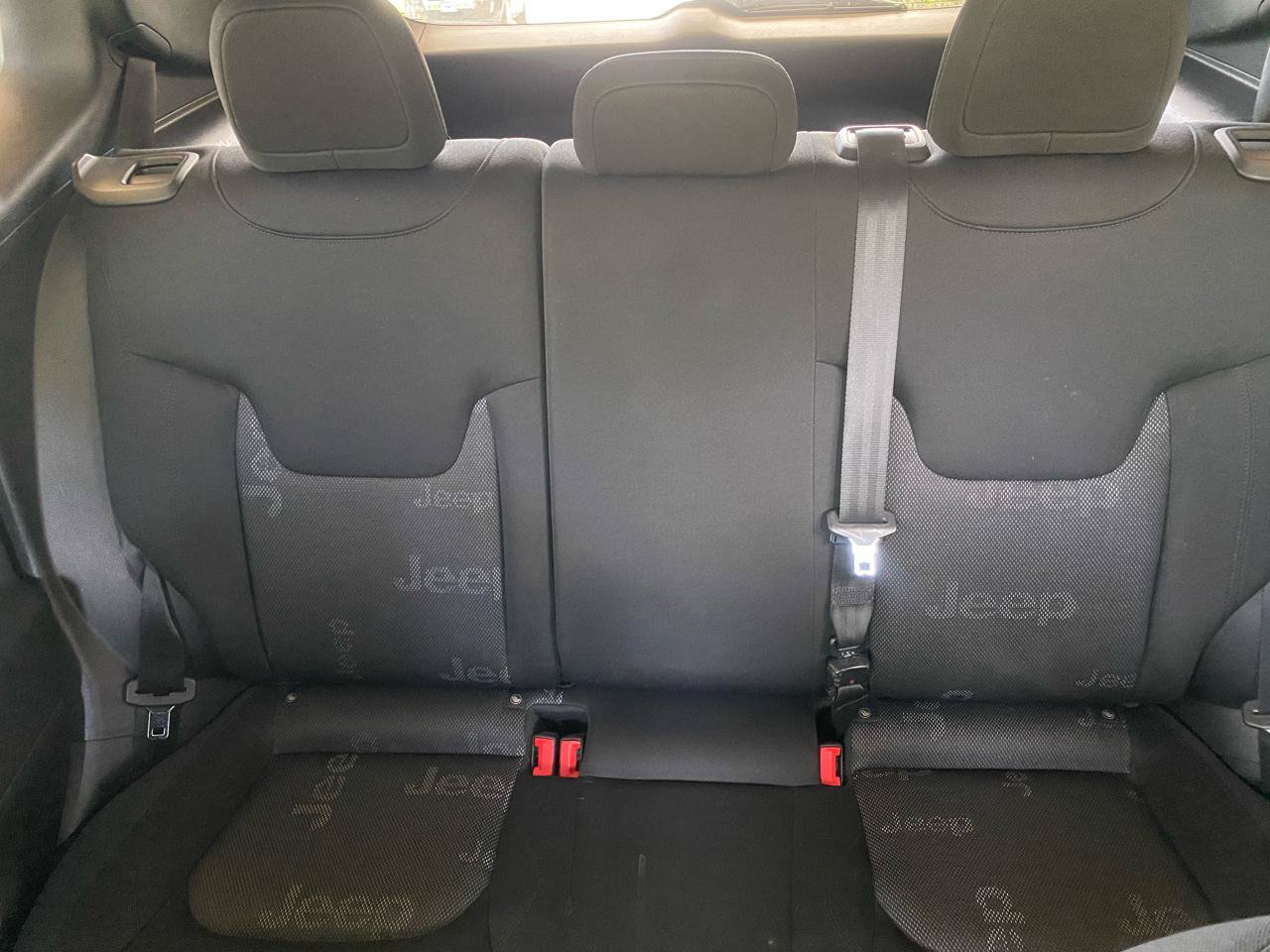 Used 2016 Jeep Renegade Latitude FWD image 18