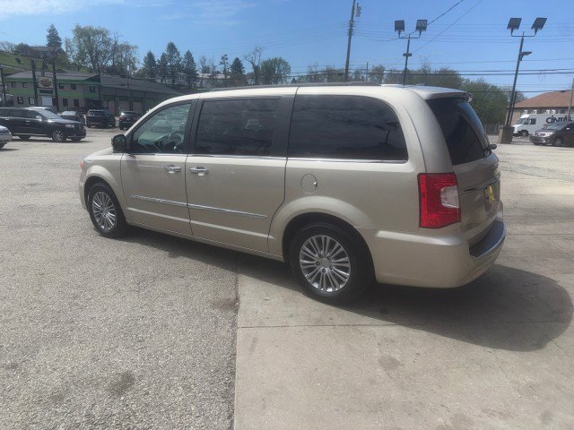 Used 2014 Chrysler Town & Country Touring-L w/ Driver Convenience Group FWD image 3