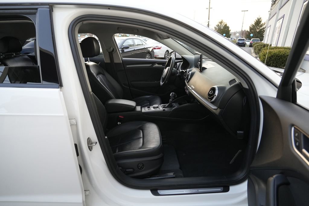 Used 2016 Audi A3 e-tron Premium Plus image 32