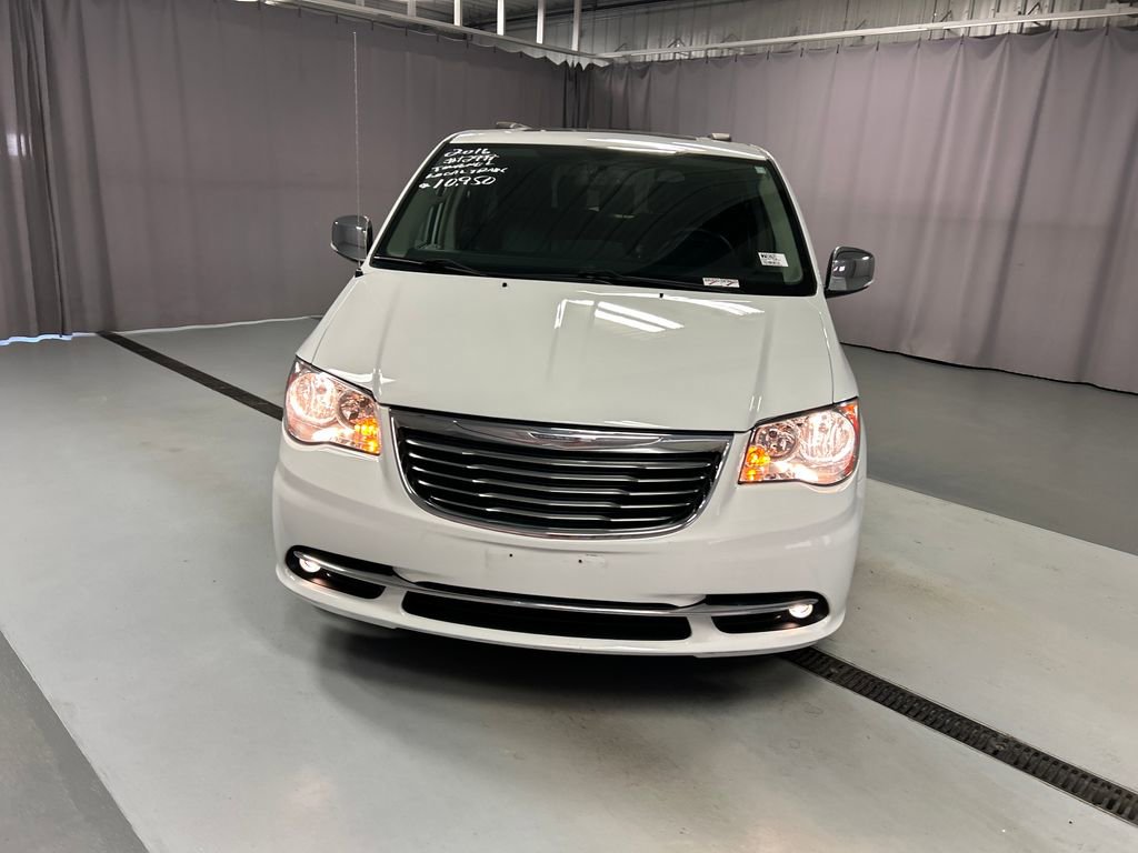 Used 2016 Chrysler Town & Country Touring-L FWD image 2