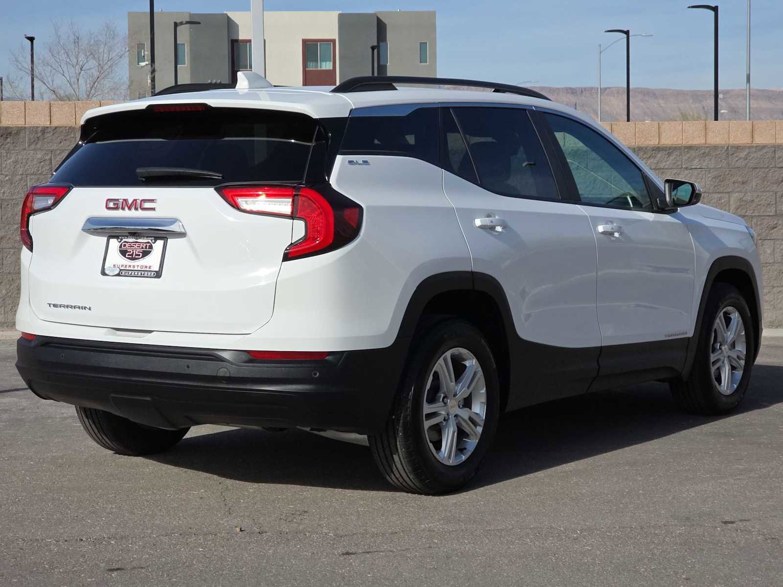 Used 2024 GMC Terrain SLE w/ Driver Convenience Package image 9