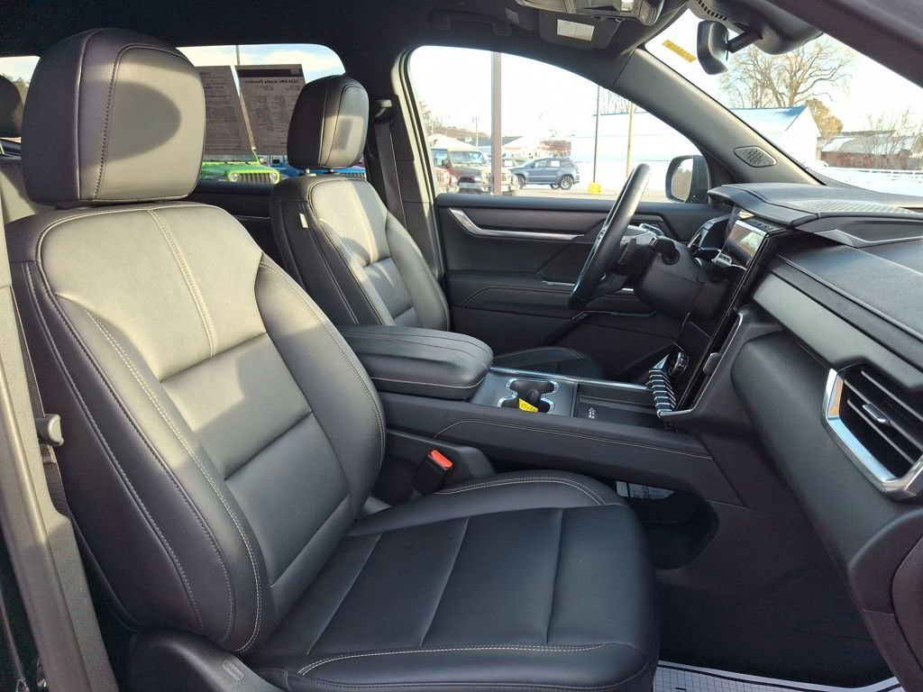 Used 2024 GMC Acadia Elevation image 13