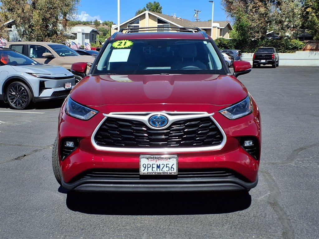 Certified 2021 Toyota Highlander XLE AWD/4WD image 2