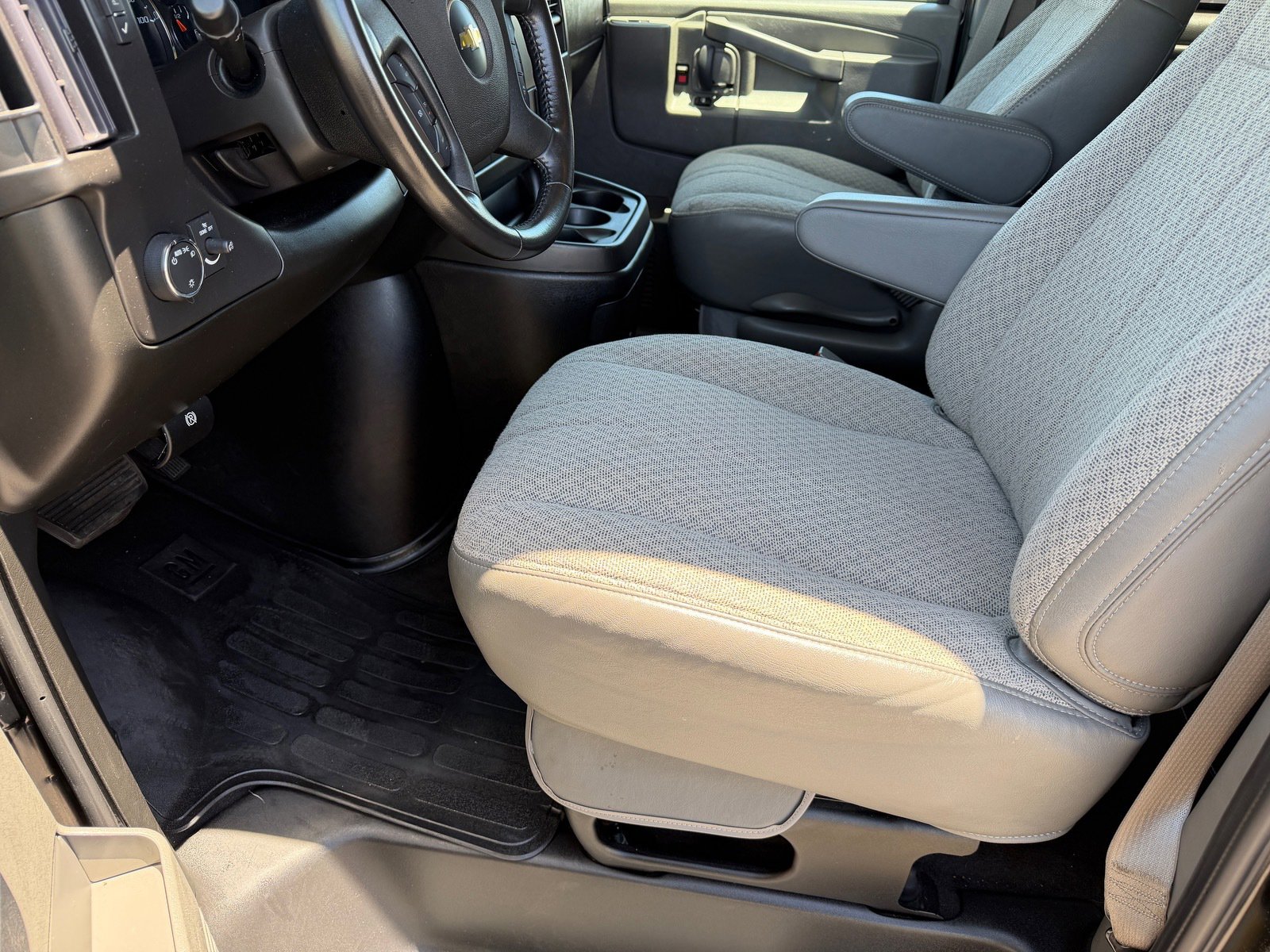 Used 2023 Chevrolet Express 3500 LS RWD image 16