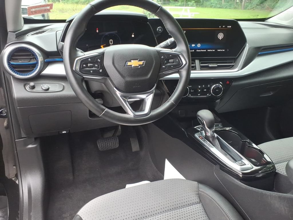 Used 2024 Chevrolet Trax LT w/ LT Convenience Package FWD image 14