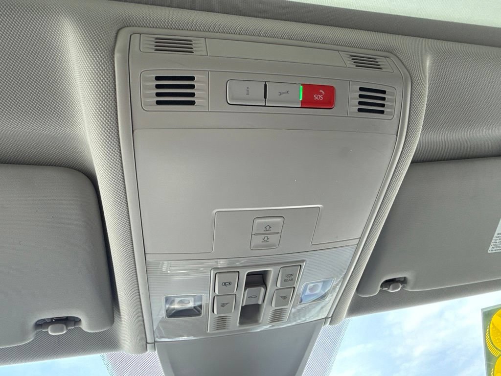 Used 2023 Volkswagen Tiguan SE w/ Panoramic Sunroof Package FWD image 28