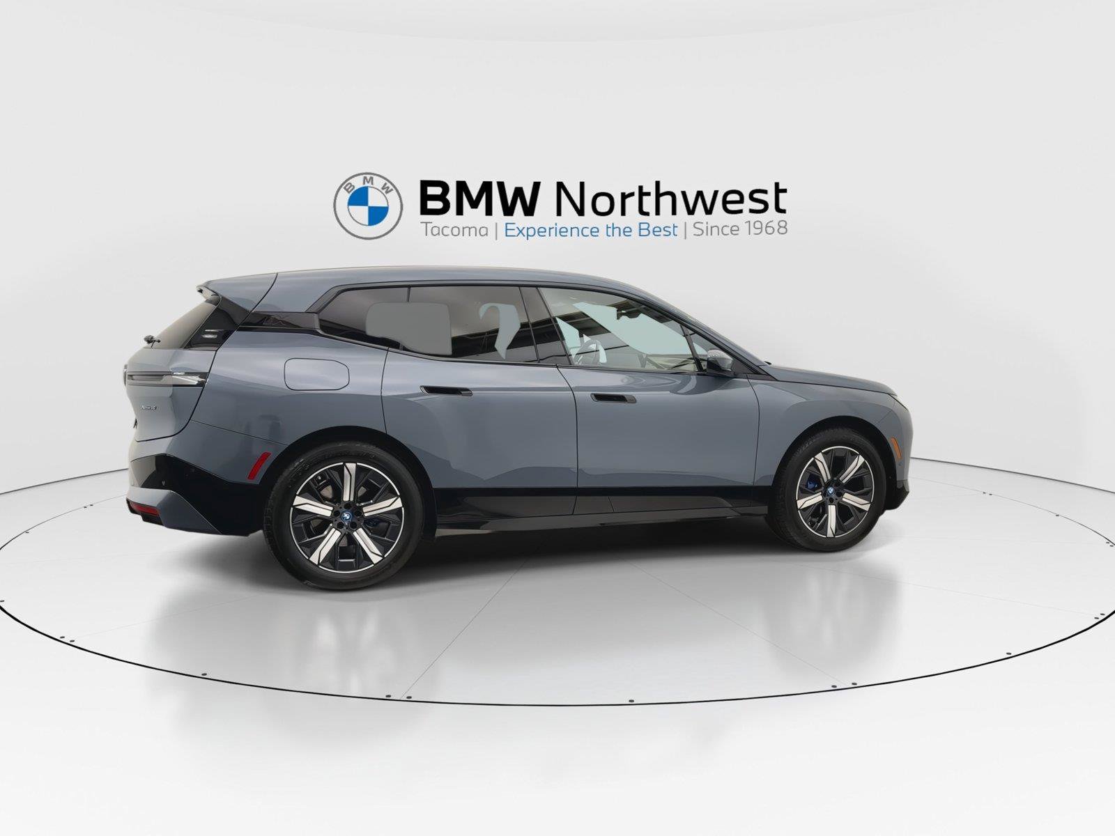 Used 2023 BMW iX xDrive50 w/ Sport Package AWD/4WD image 4