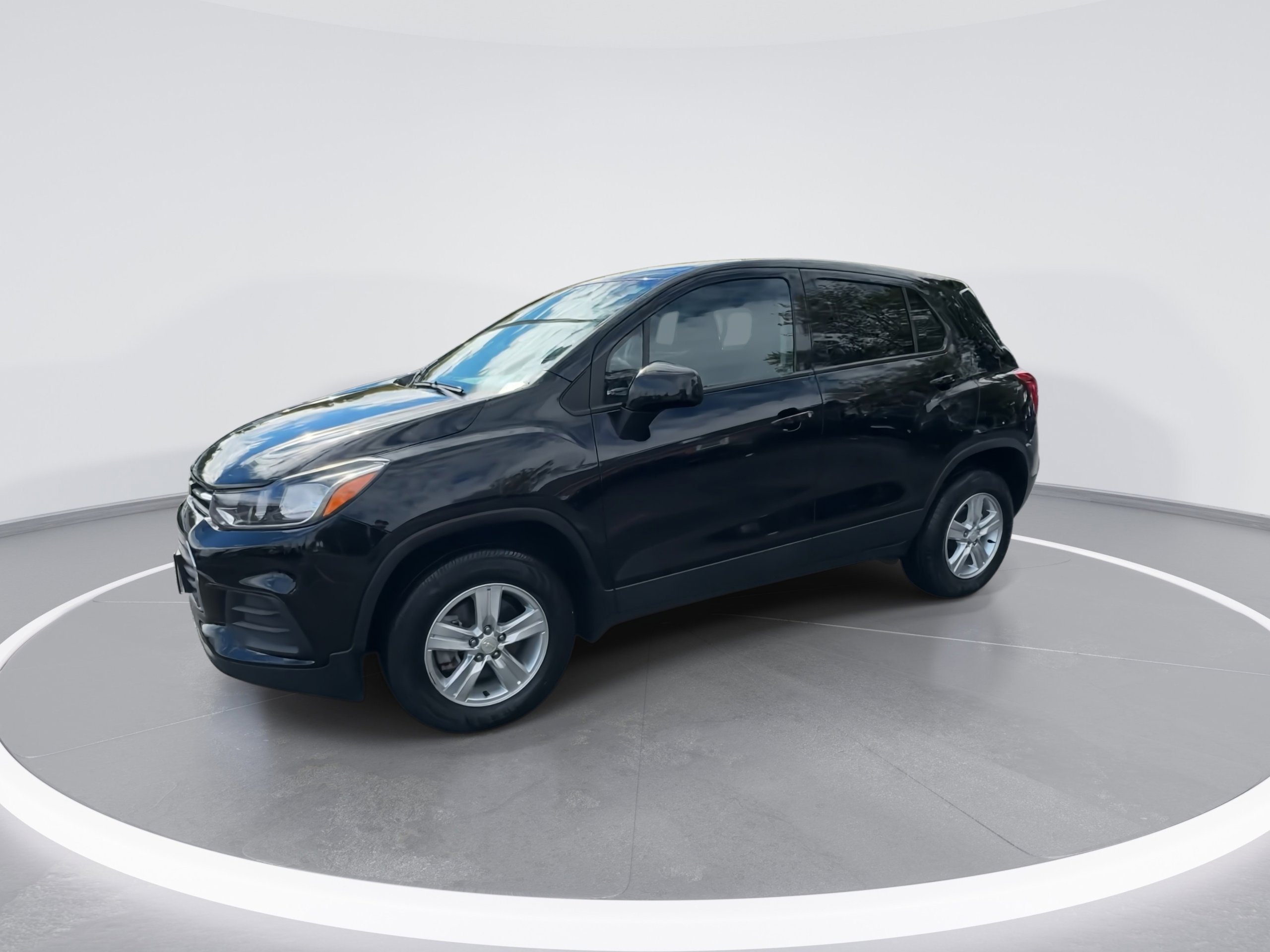 Used 2022 Chevrolet Trax LS w/ Tint and Cruise Package image 4