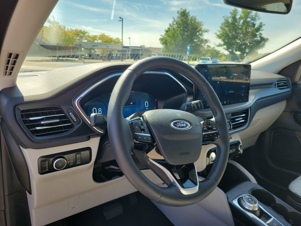 Used 2023 Ford Escape Platinum w/ Premium Technology Package AWD/4WD image 21