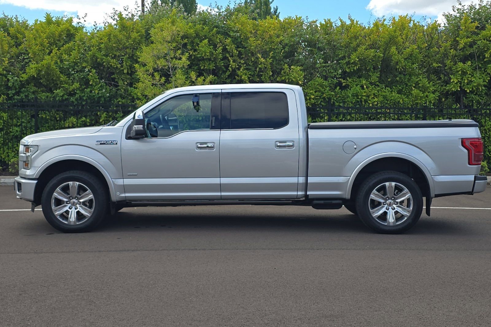 Used 2015 Ford F150 Platinum w/ Equipment Group 701A Luxury AWD/4WD image 7