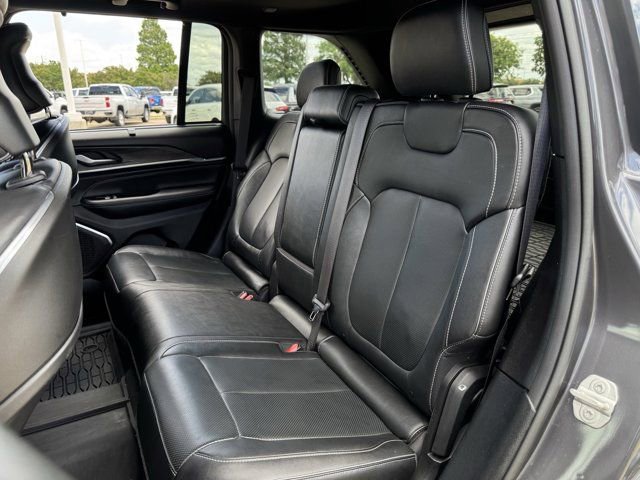 Used 2023 Jeep Grand Cherokee Overland w/ Luxury Tech Group IV AWD/4WD image 30