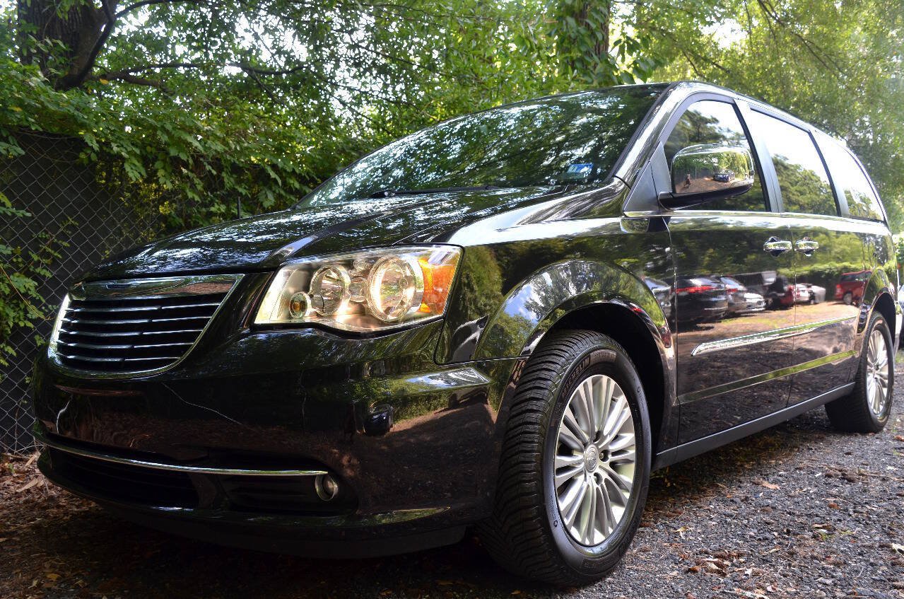 Used 2015 Chrysler Town & Country Touring-L w/ Driver Convenience Group FWD image 2