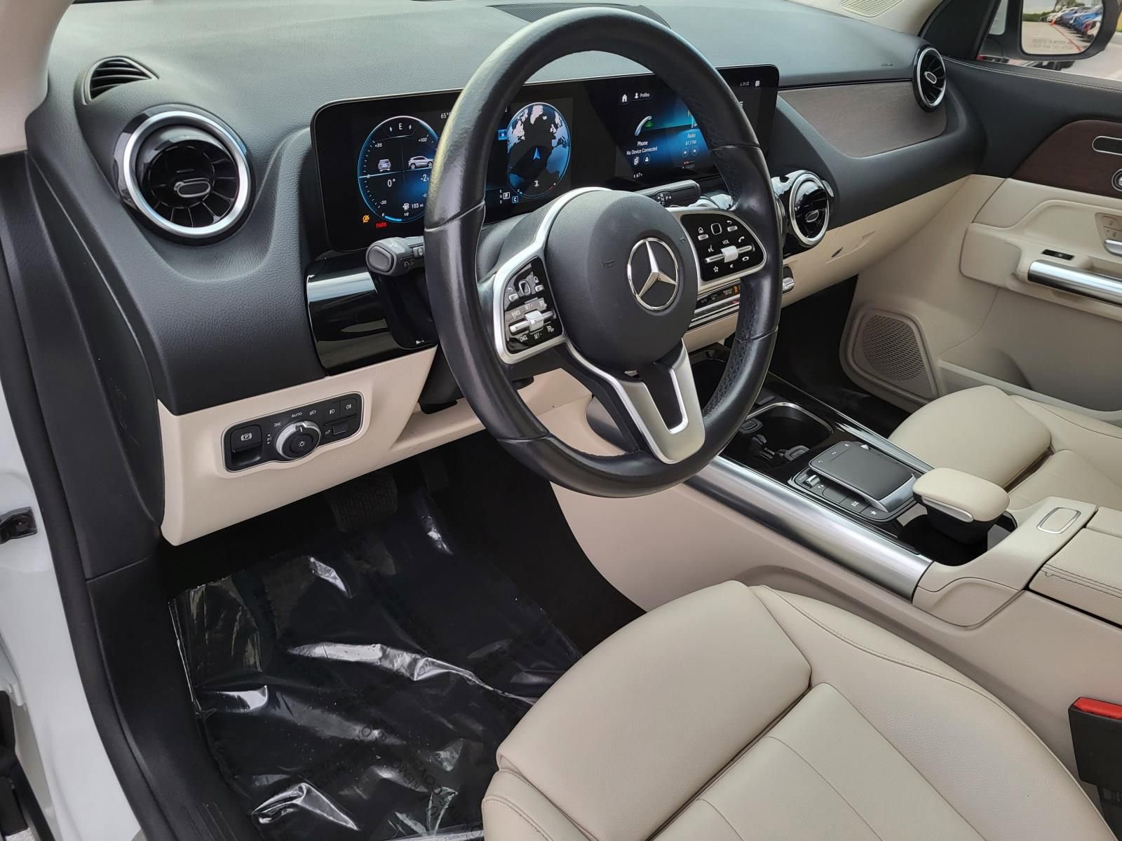 Used 2022 Mercedes-Benz GLA 250 4MATIC w/ Premium Package image 16