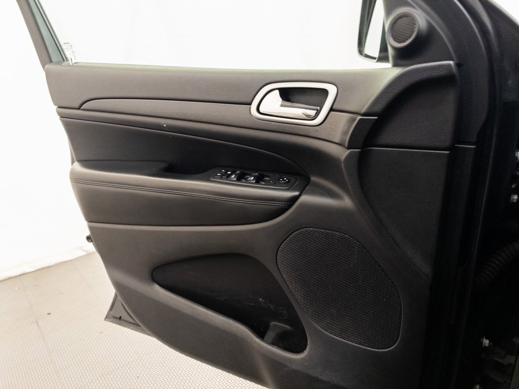 Used 2018 Jeep Grand Cherokee Laredo image 30