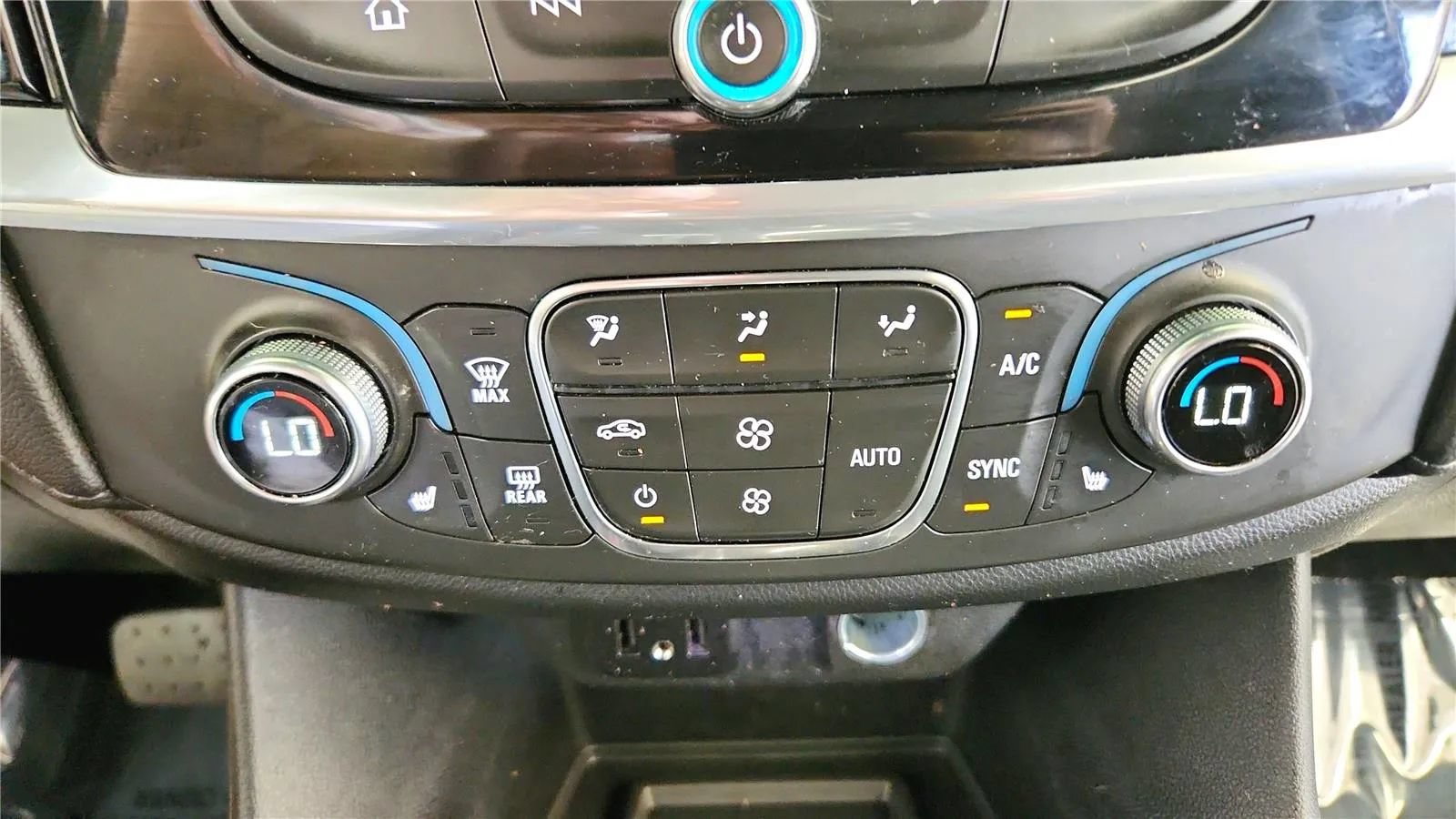 Used 2023 Chevrolet Traverse LT FWD image 31