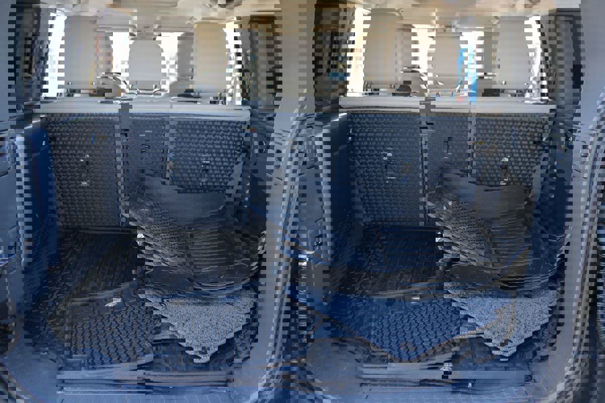 Used 2021 Land Rover Defender 110 SE image 29