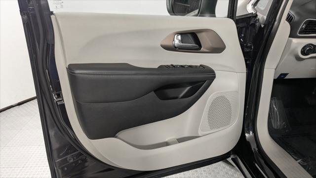 Used 2023 Chrysler Voyager LX image 13
