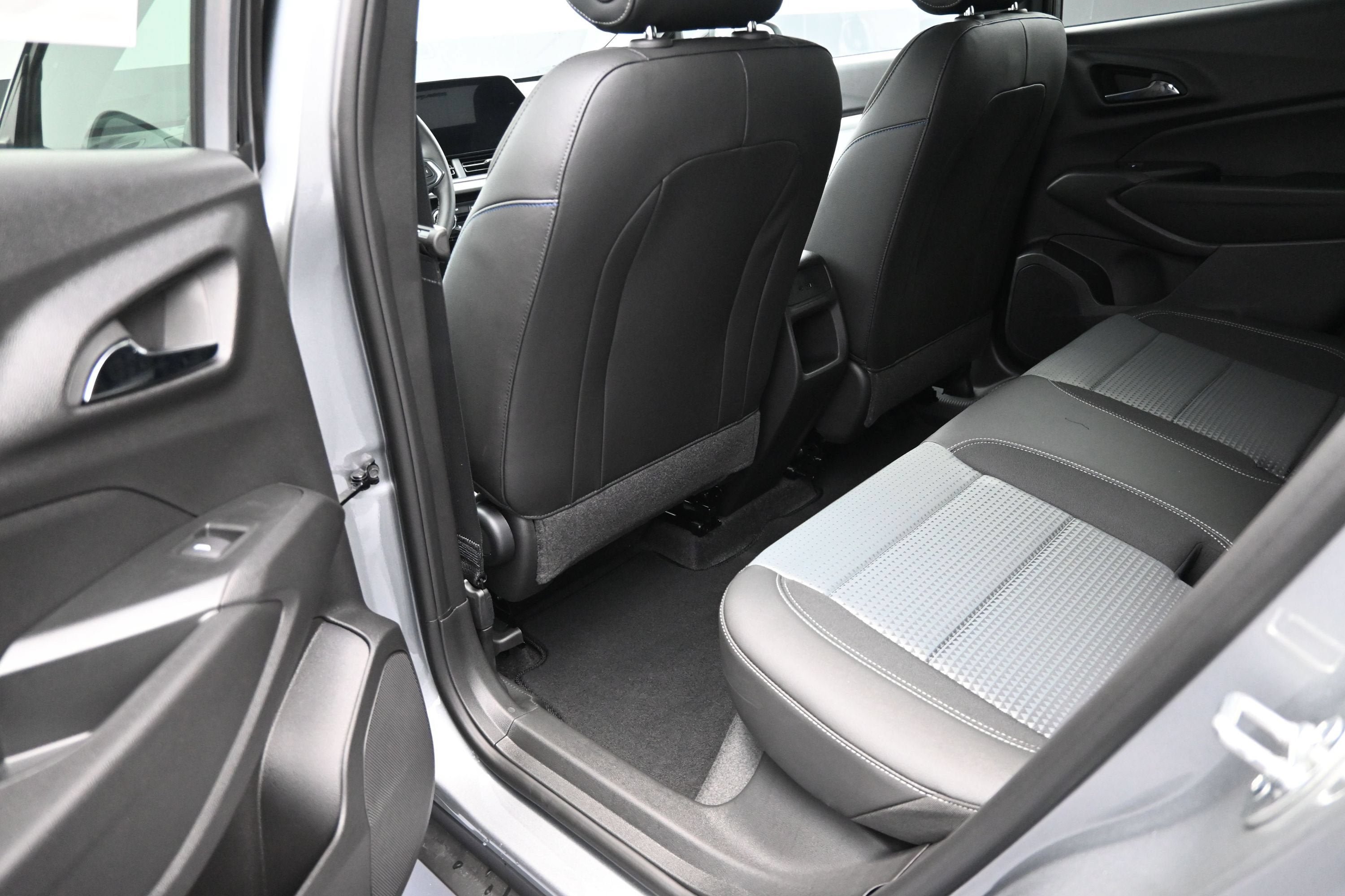 New 2026 Chevrolet Trax LT w/ Sunroof Package FWD image 27