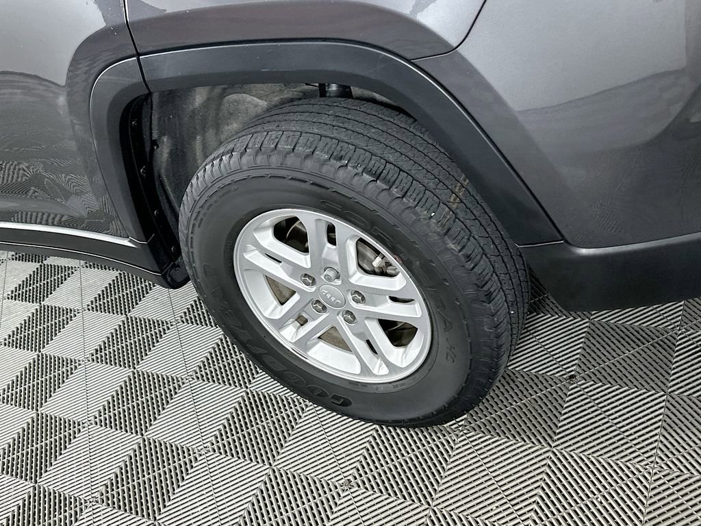 Certified 2023 Jeep Grand Cherokee Laredo image 40