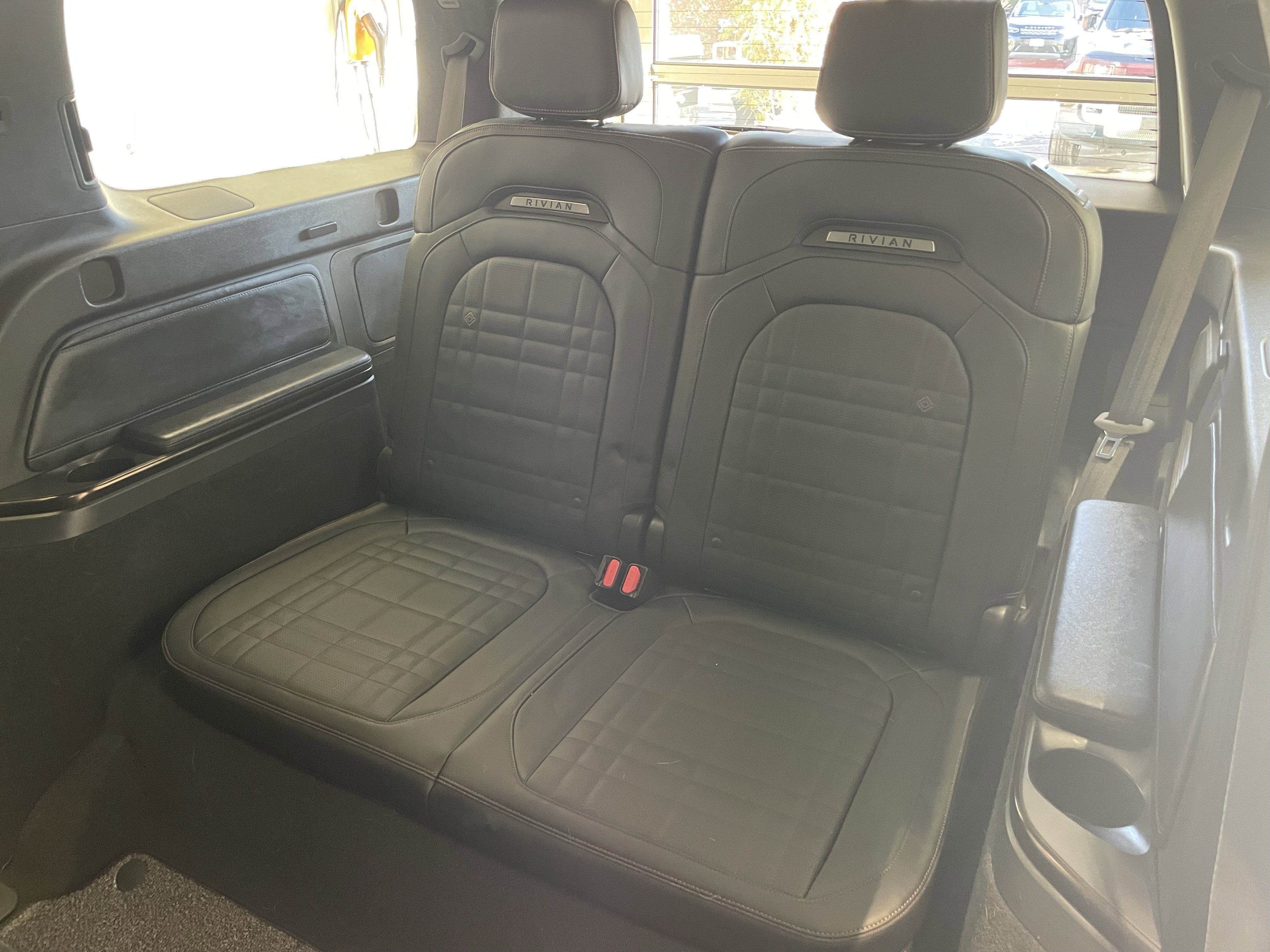 Used 2025 Rivian R1S Premium image 32