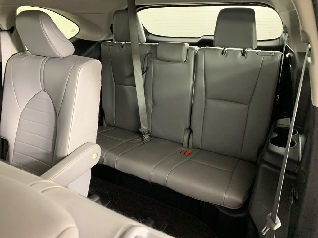 Used 2023 Toyota Highlander XLE AWD/4WD image 35