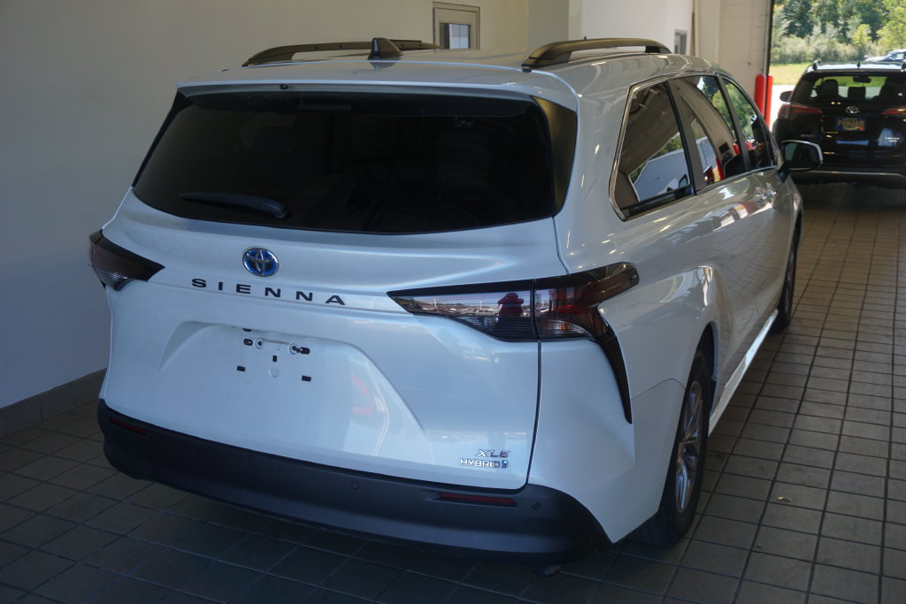 Used 2024 Toyota Sienna XLE FWD image 16
