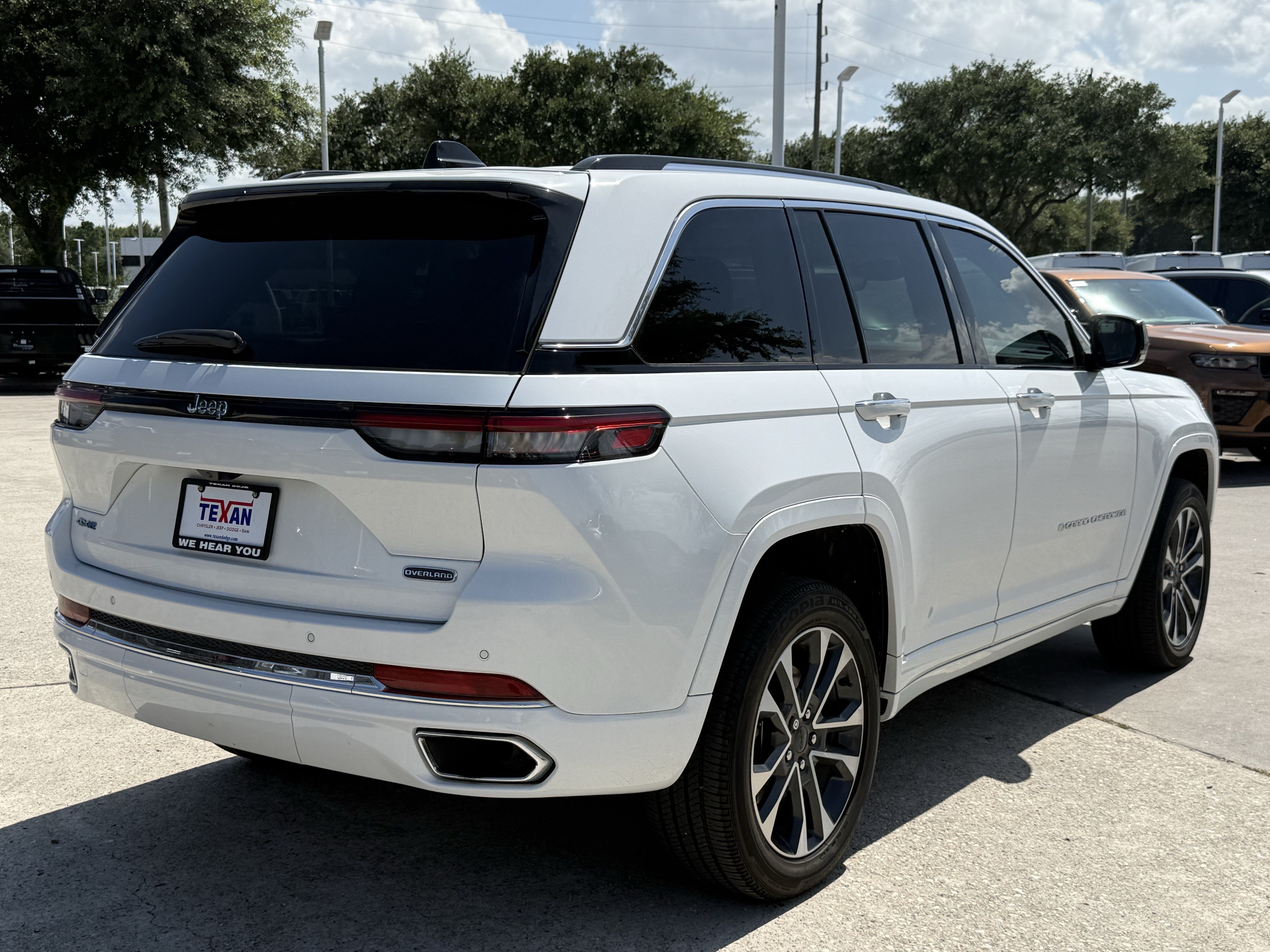 Used 2022 Jeep Grand Cherokee Overland AWD/4WD image 5