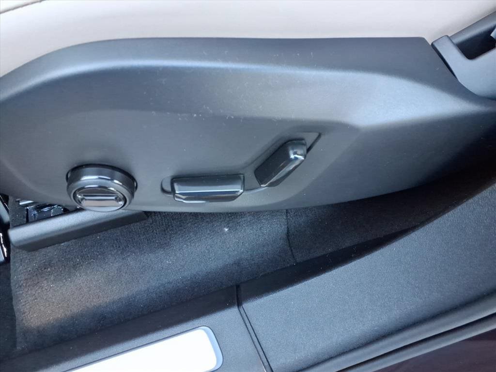 New 2026 Volvo XC90 B5 Plus w/ Protection Package AWD/4WD image 15