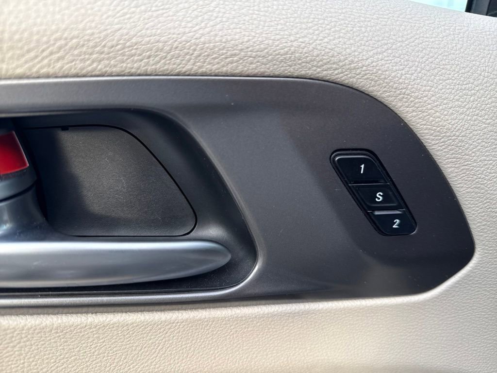 Used 2024 Chrysler Pacifica Touring-L image 21