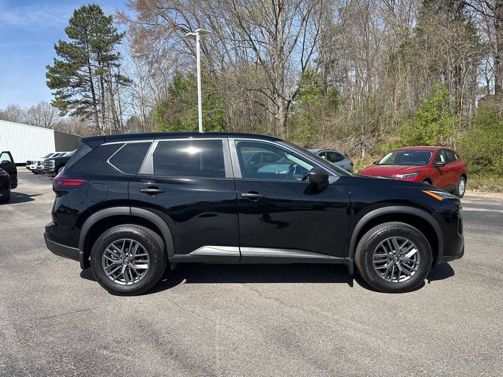 Used 2025 Nissan Rogue S image 2