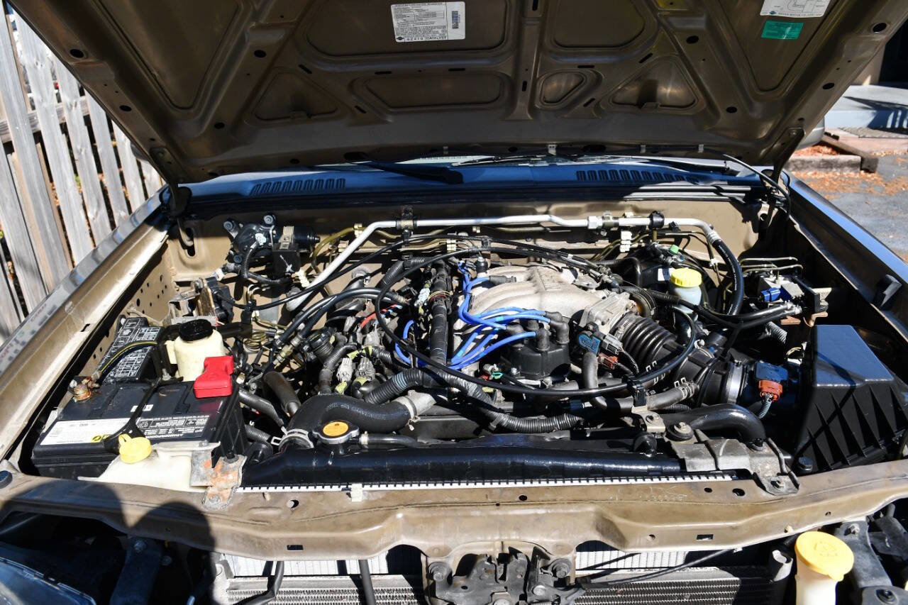 Used 2001 Nissan Frontier SE image 29
