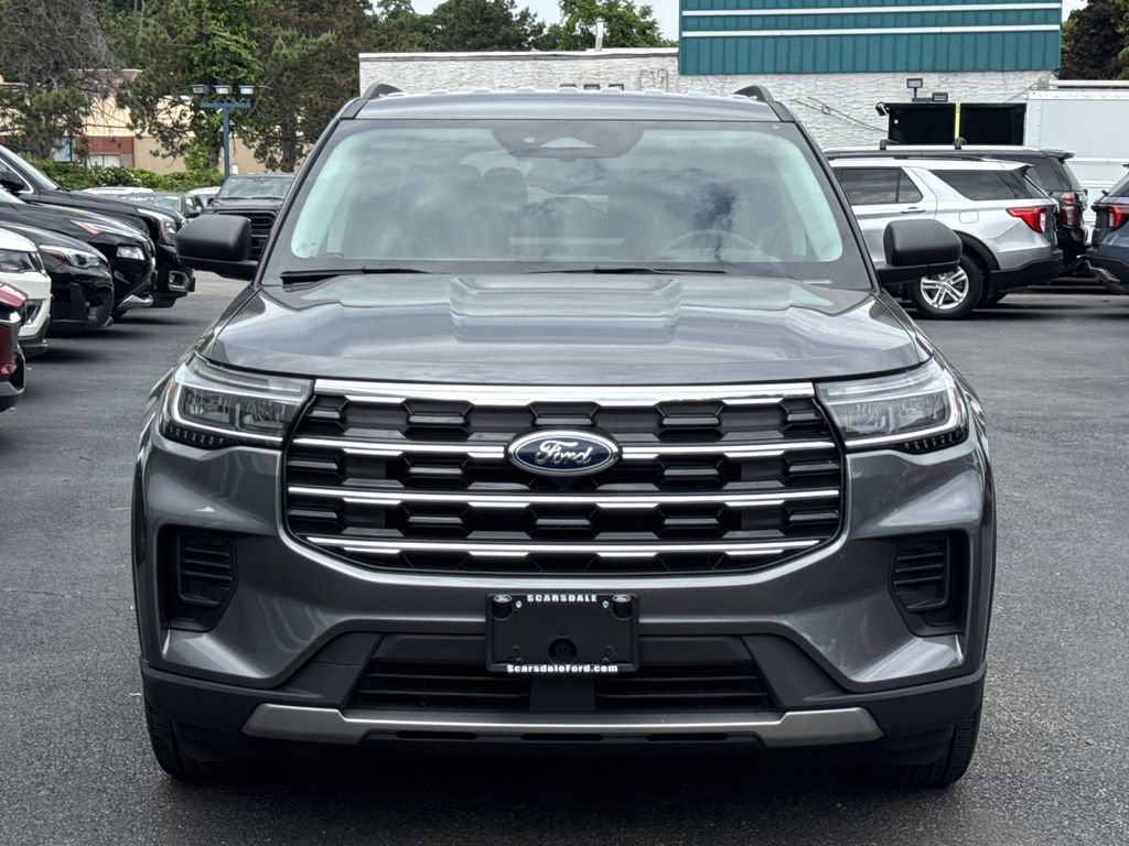 Used 2025 Ford Explorer Active AWD/4WD image 2