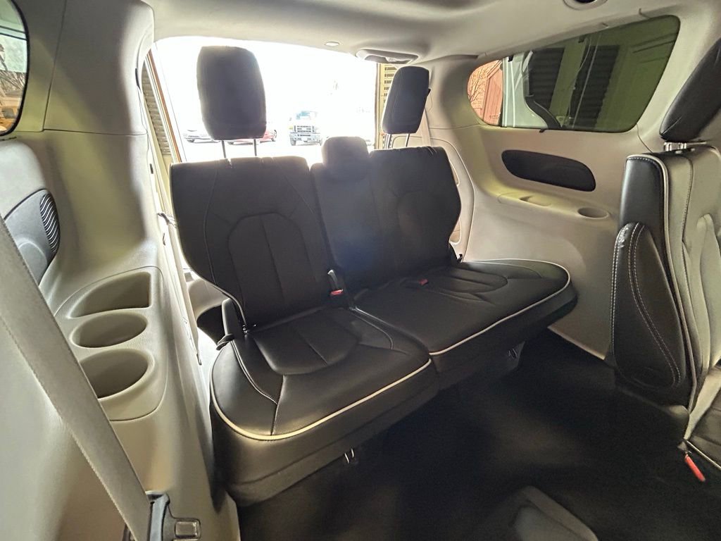 Used 2023 Chrysler Pacifica Limited image 5