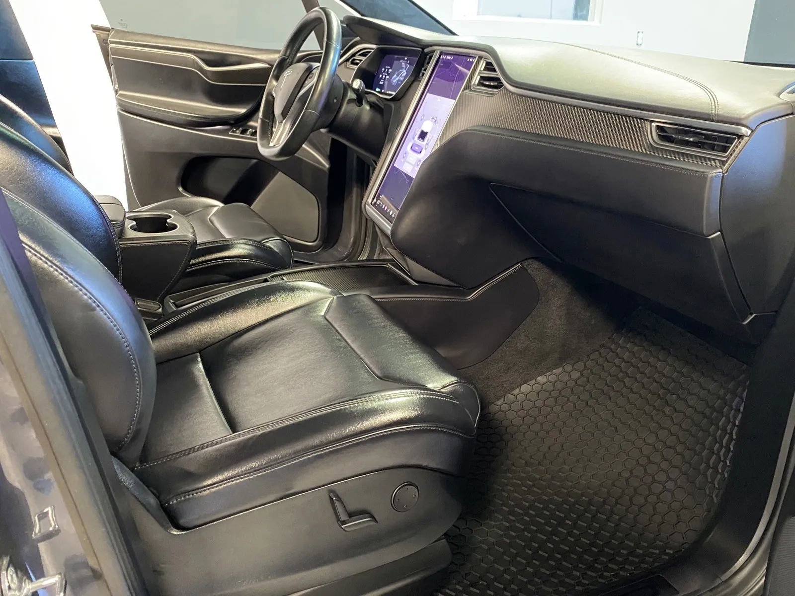 Used 2017 Tesla Model X 75D AWD/4WD image 6