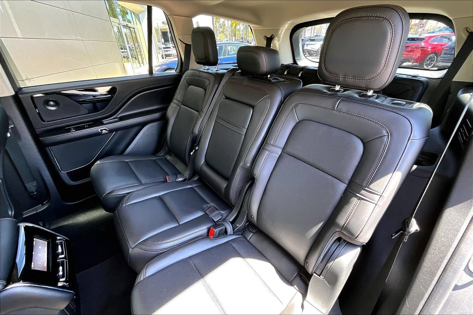 Used 2023 Lincoln Aviator Reserve w/ Class IV Trailer Tow Package RWD image 25