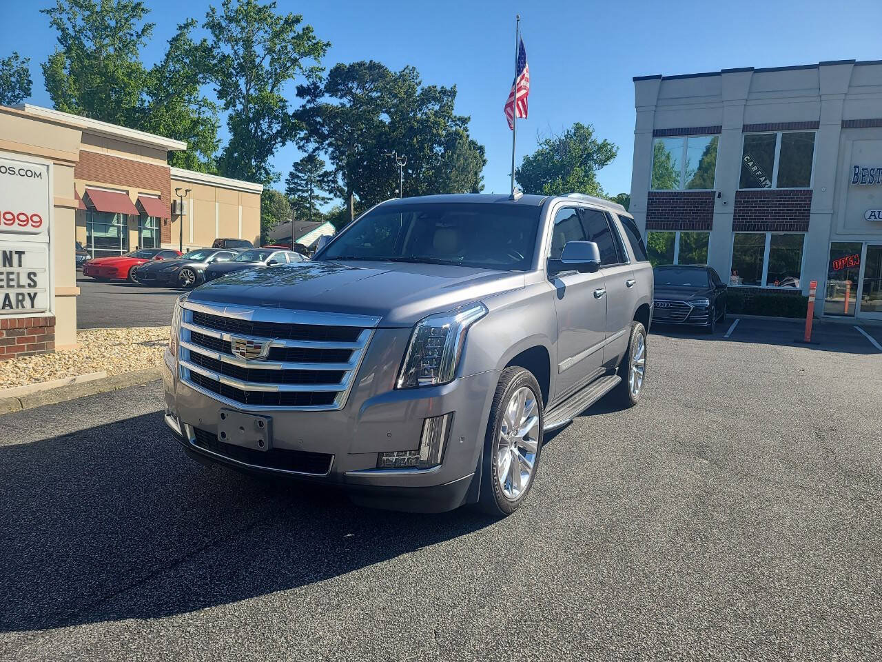 Used 2019 Cadillac Escalade Luxury AWD/4WD image 3